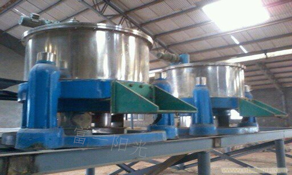 刮刀下卸料三足離心機(jī)結(jié)構(gòu)-富一陽光